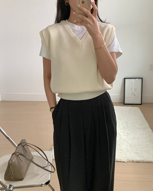 V-neckline knit vest - Ivory