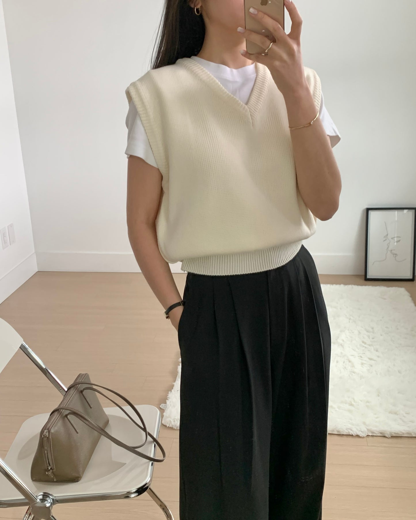 V-neckline knit vest - Ivory