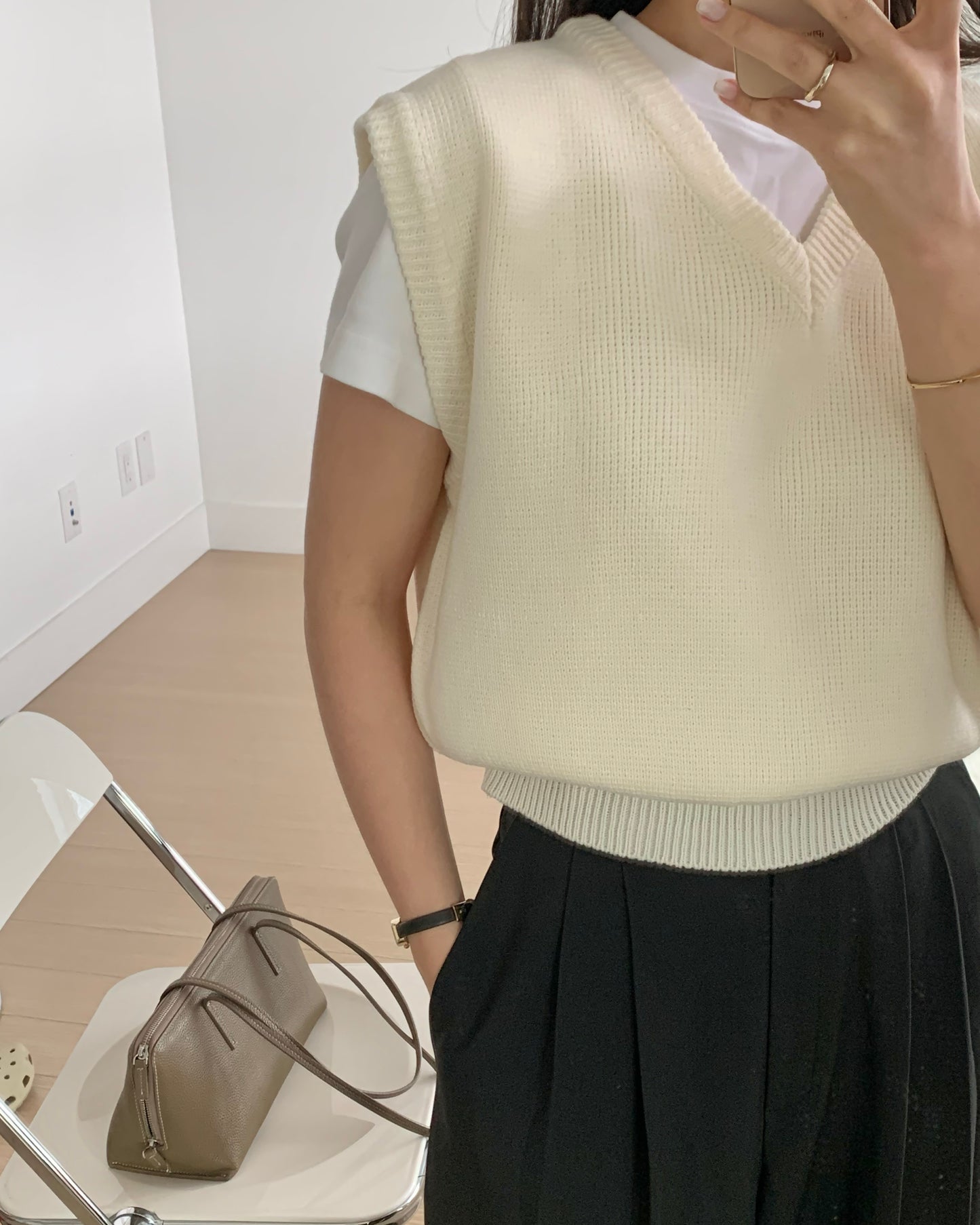 V-neckline knit vest - Ivory