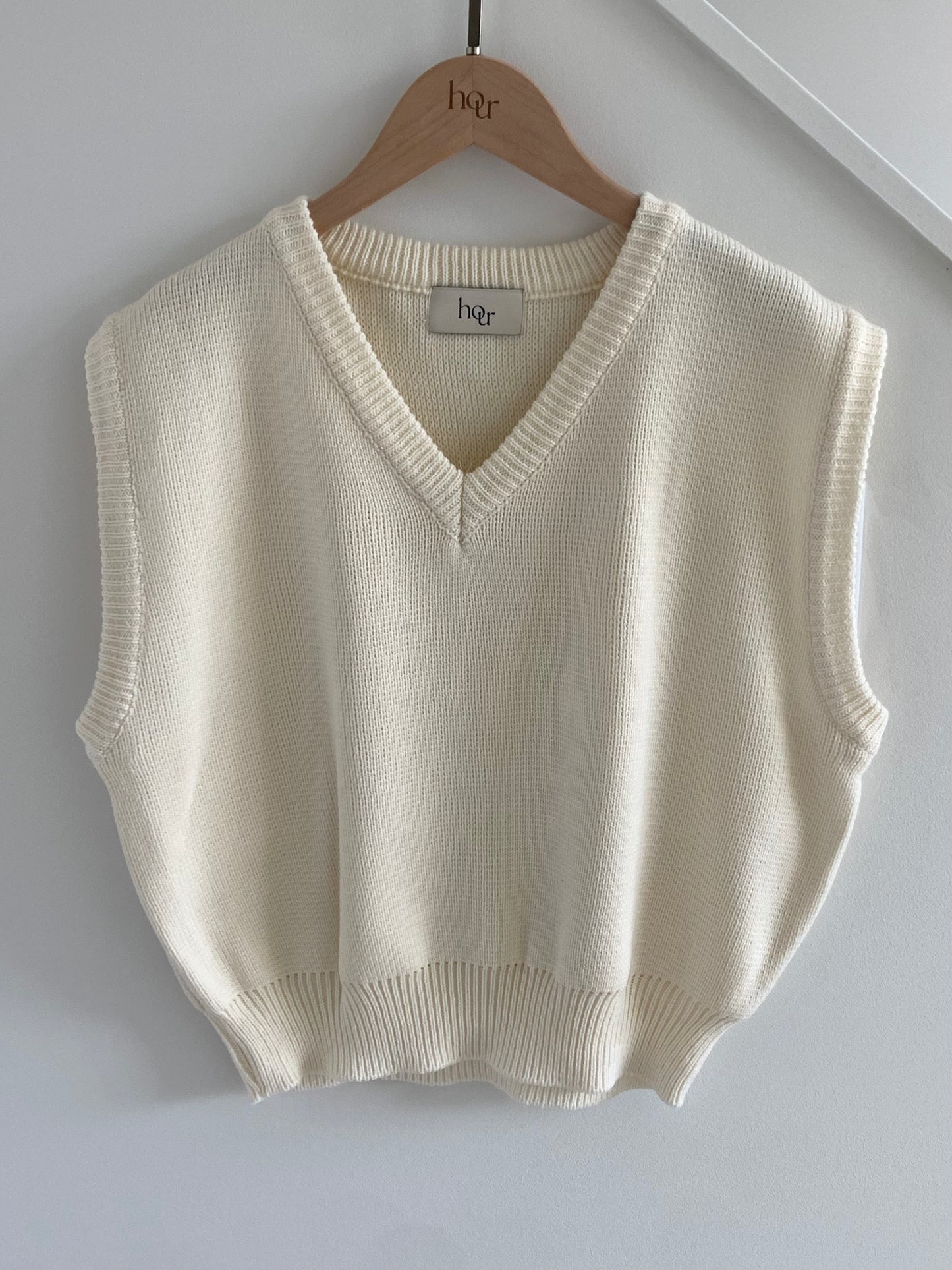 V-neckline knit vest - Ivory