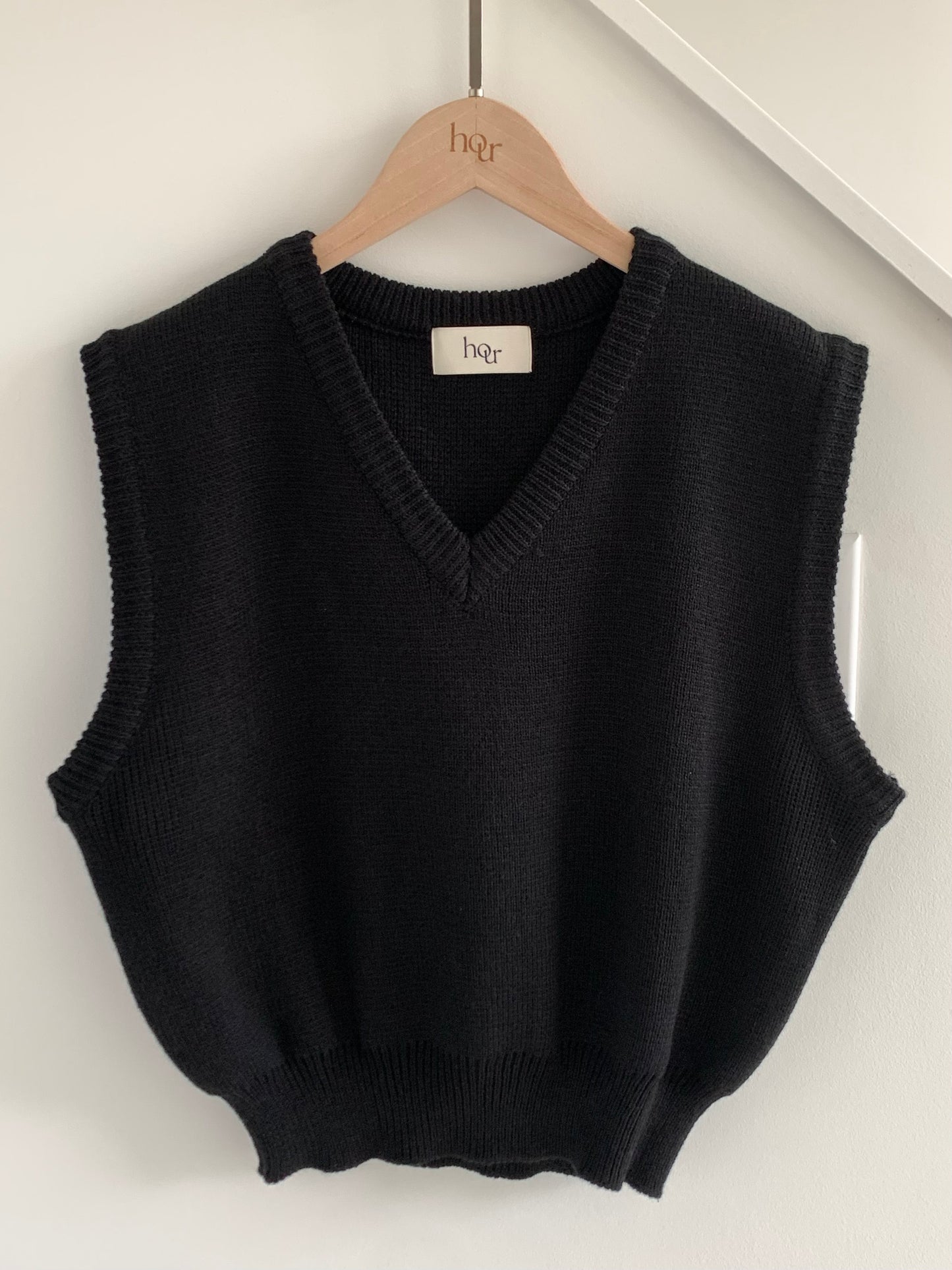 V-neckline knit vest - Black