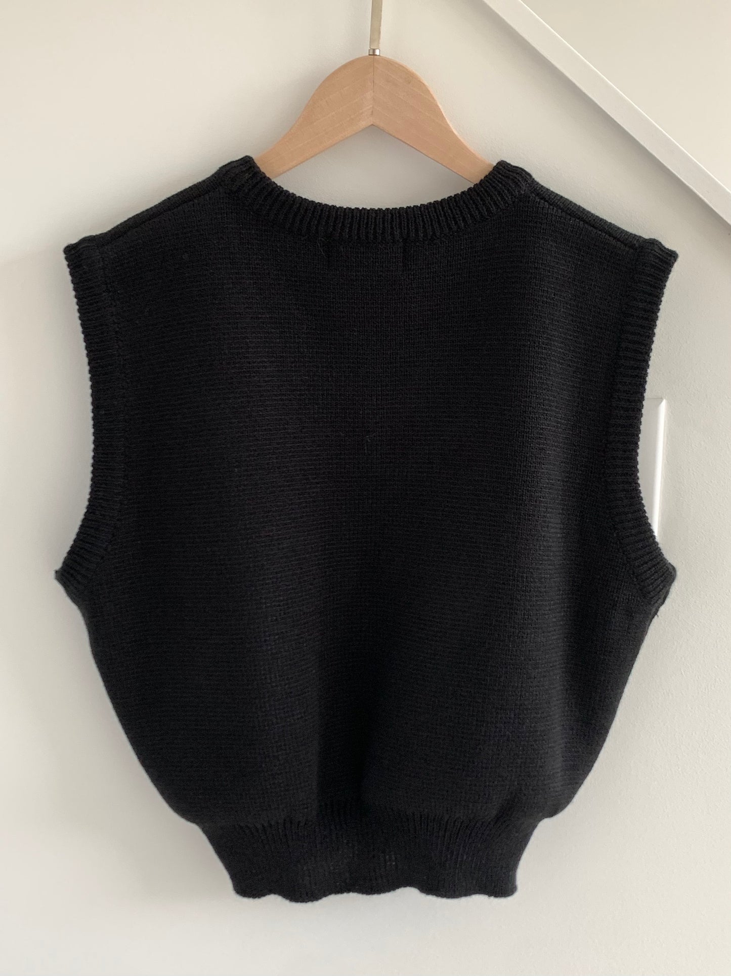 V-neckline knit vest - Black