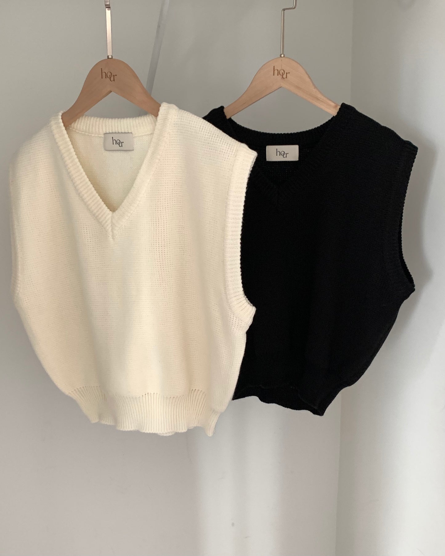 V-neckline knit vest - Ivory