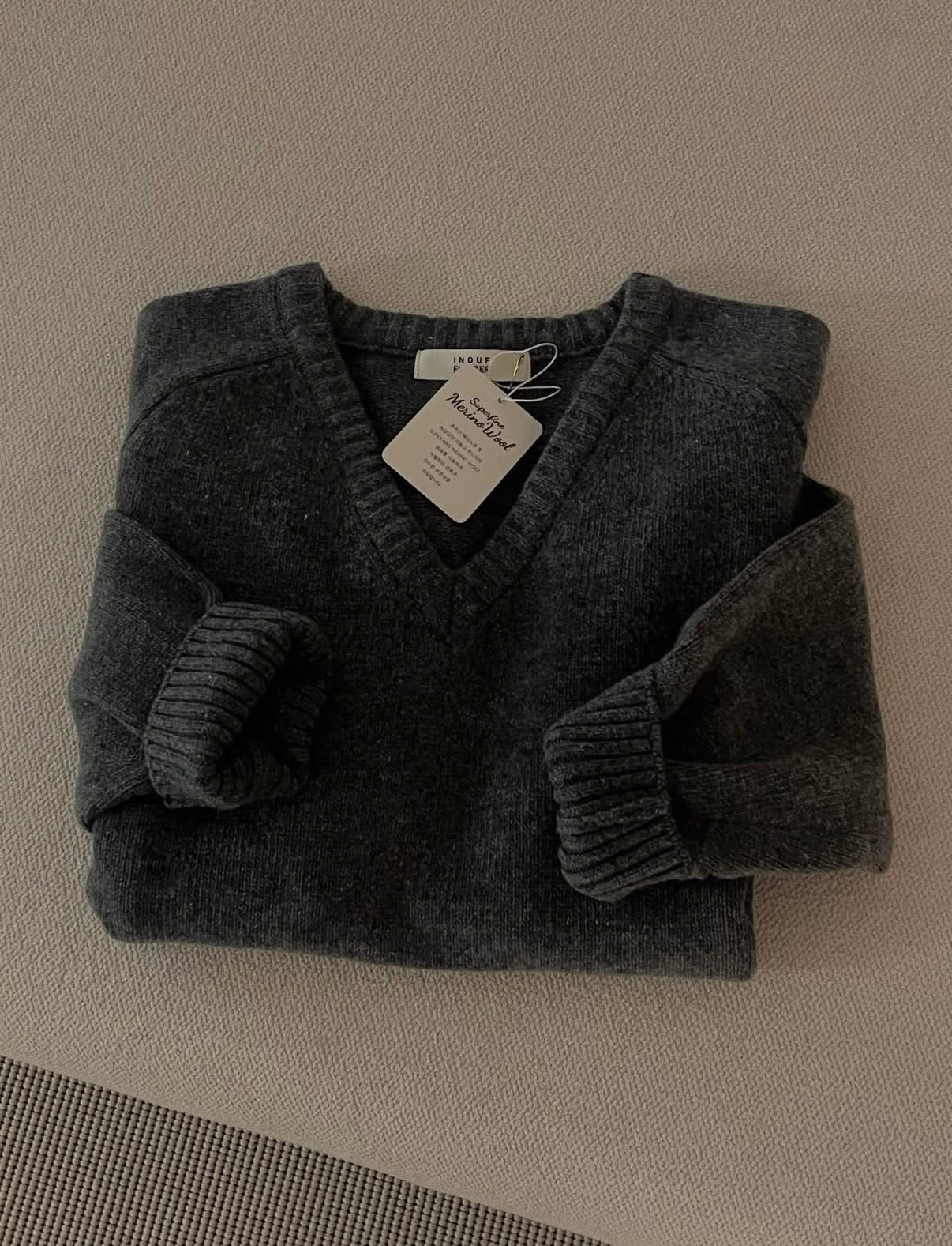100% MERINO WOOL V-NECKLINE SWEATER