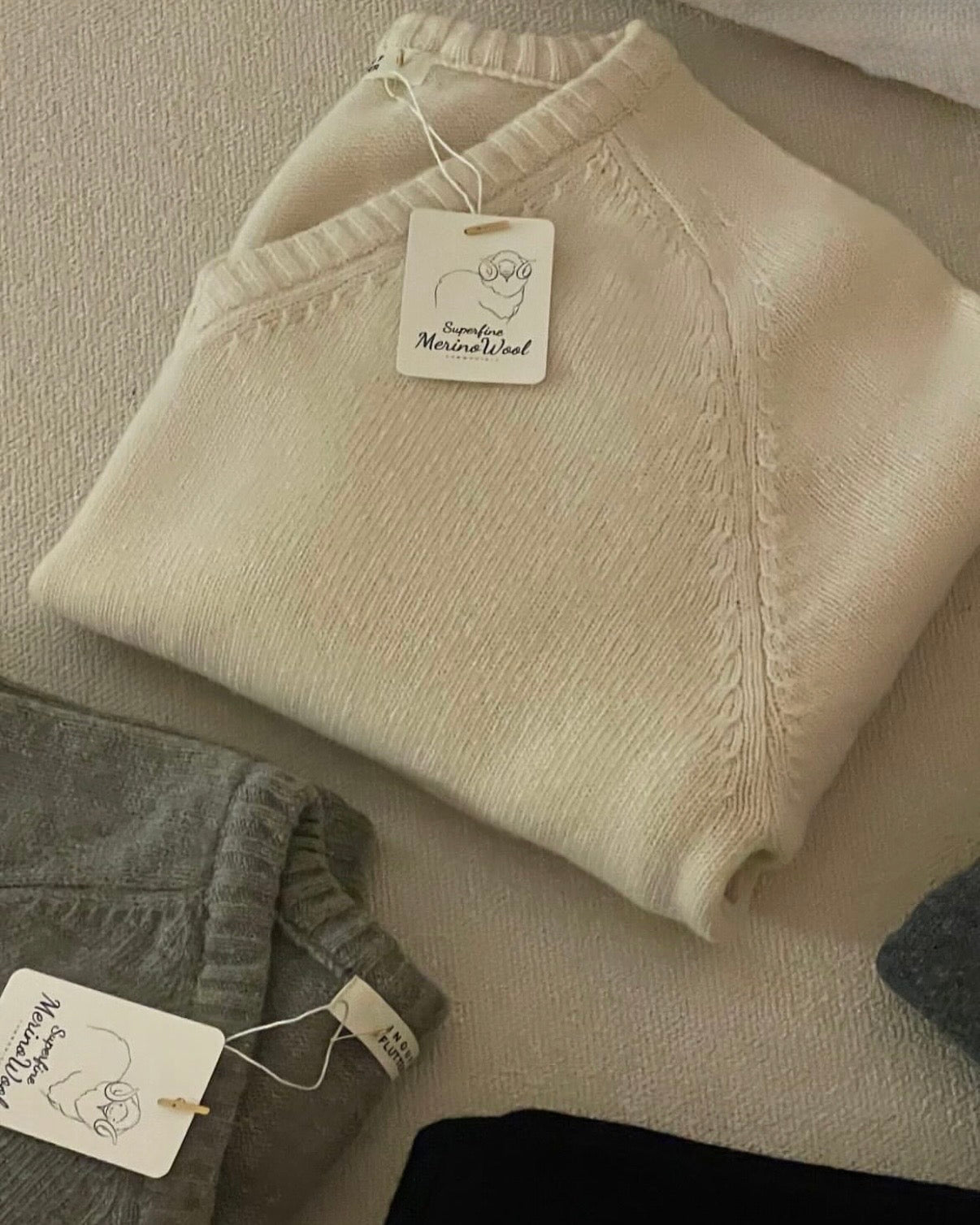 100% MERINO WOOL V-NECKLINE SWEATER