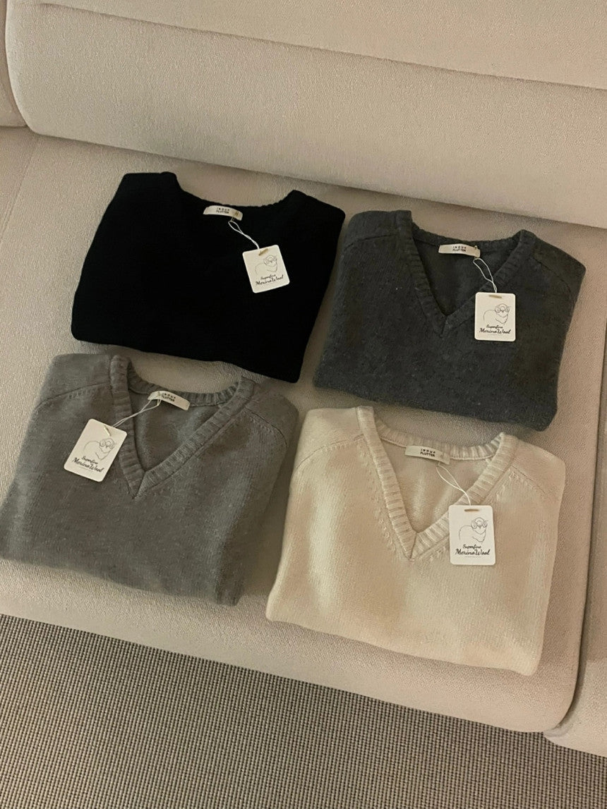 100% MERINO WOOL V-NECKLINE SWEATER