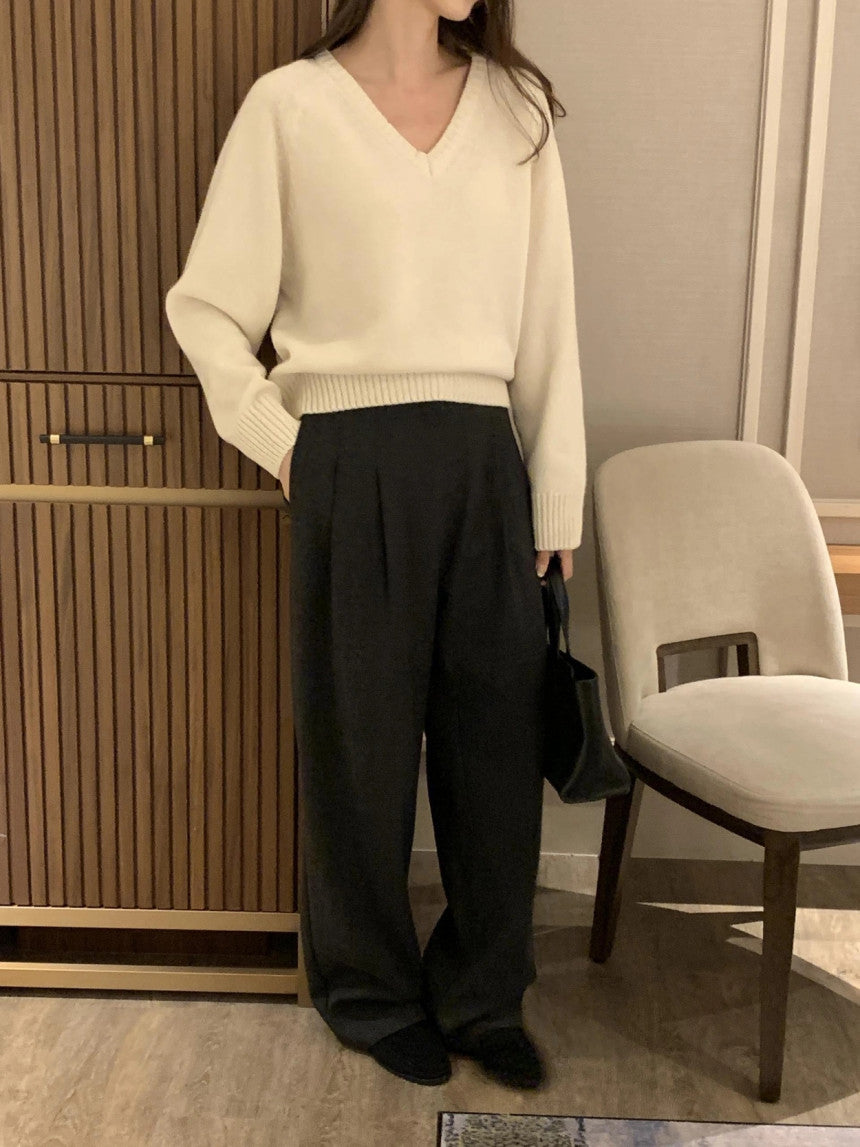 100% MERINO WOOL V-NECKLINE SWEATER