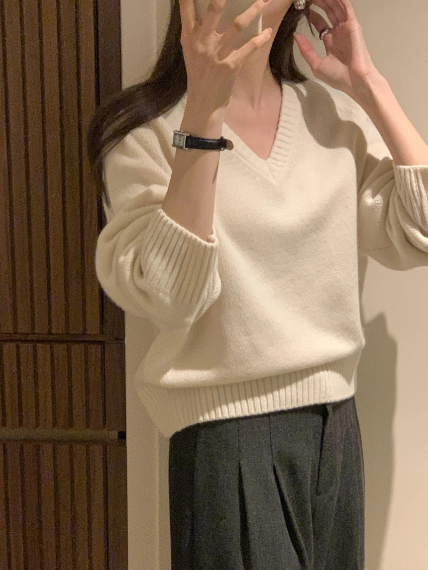 100% MERINO WOOL V-NECKLINE SWEATER