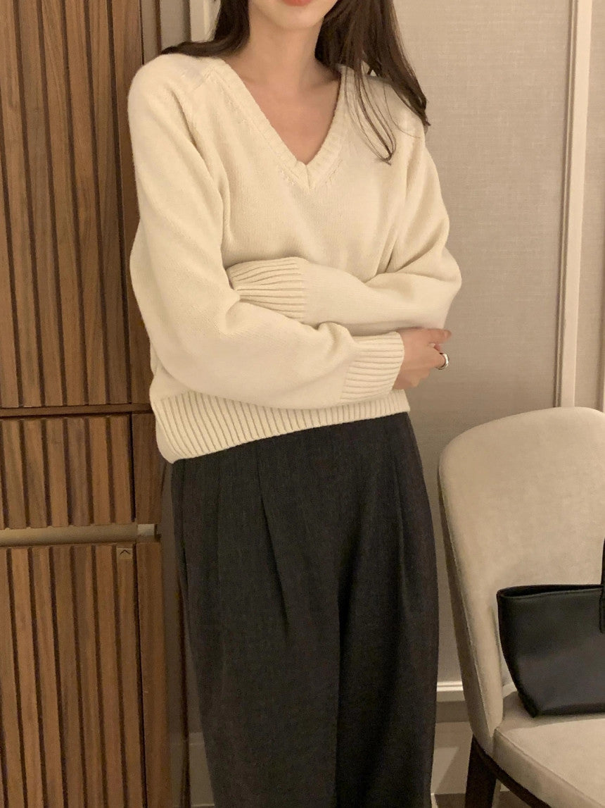 100% MERINO WOOL V-NECKLINE SWEATER