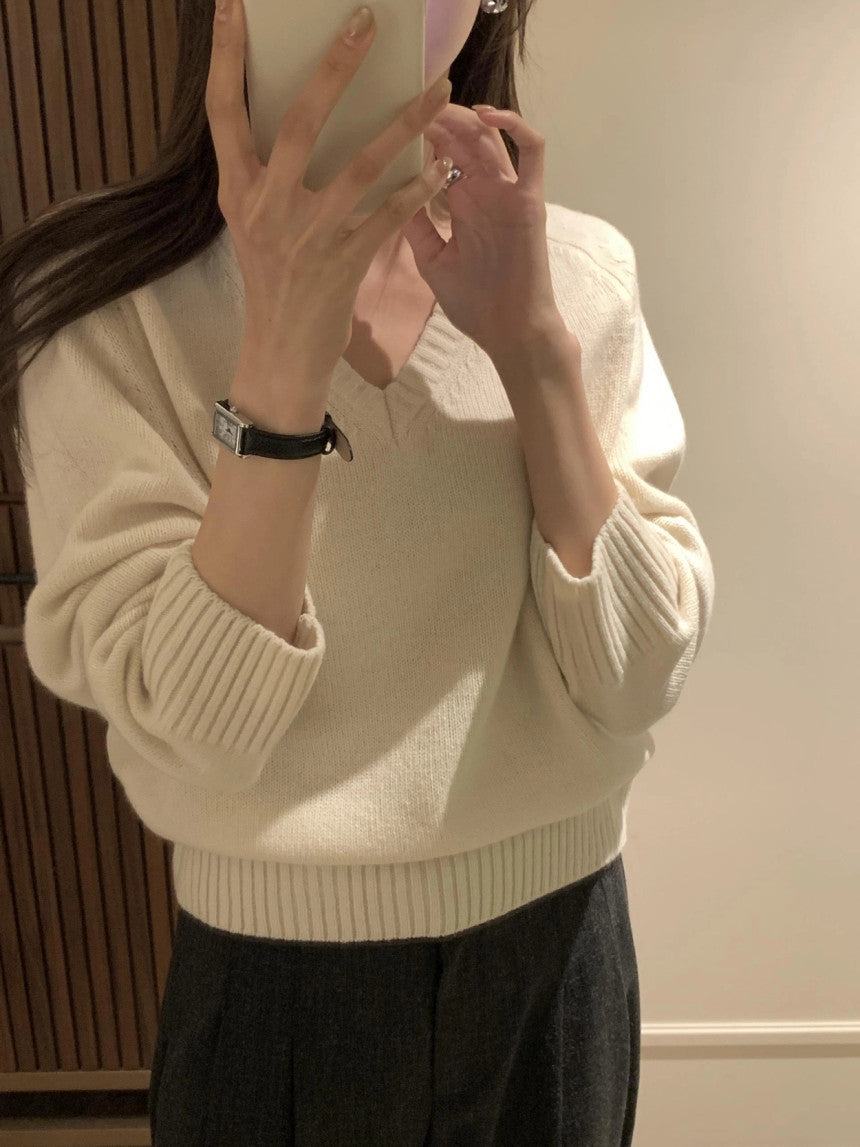 100% MERINO WOOL V-NECKLINE SWEATER