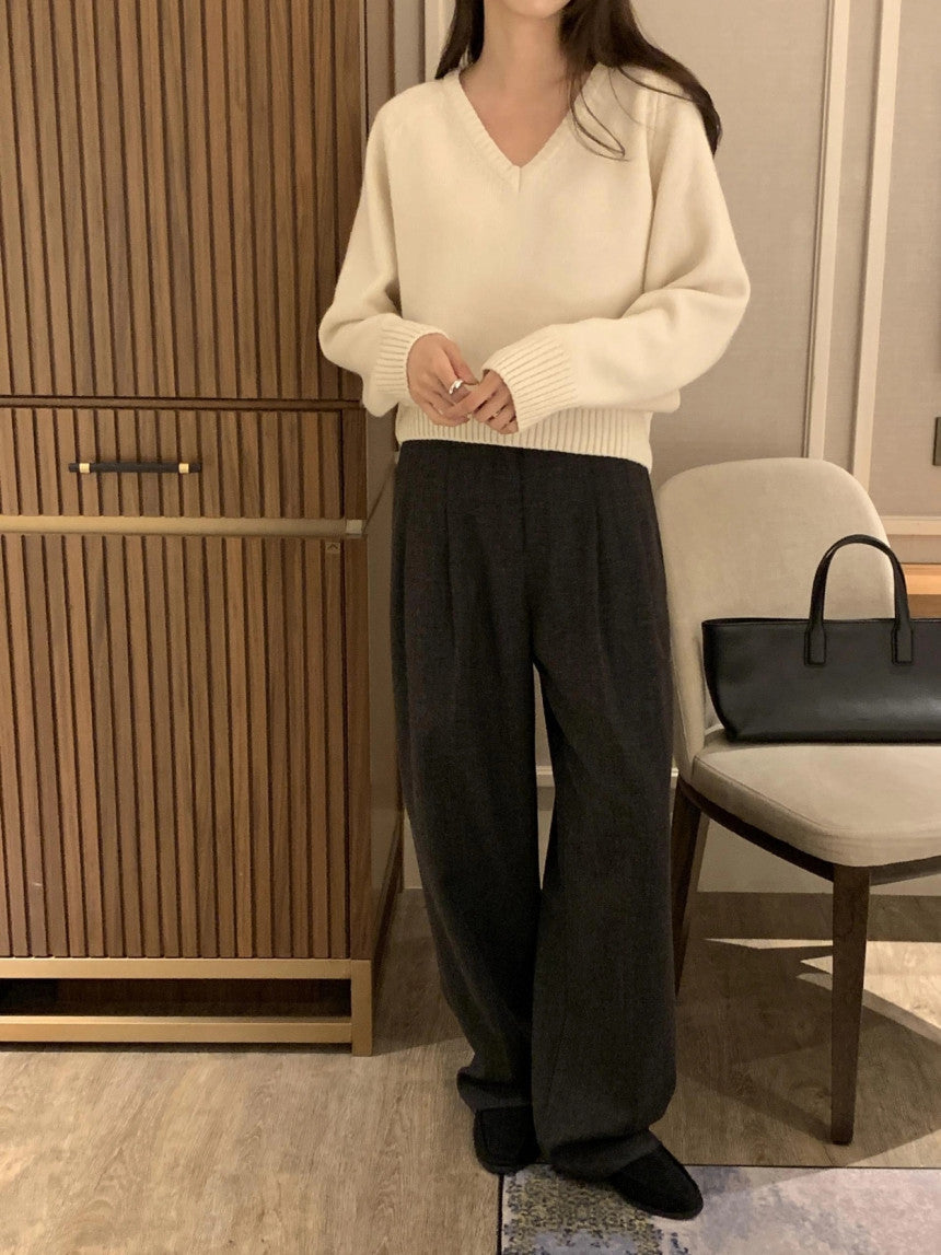 100% MERINO WOOL V-NECKLINE SWEATER