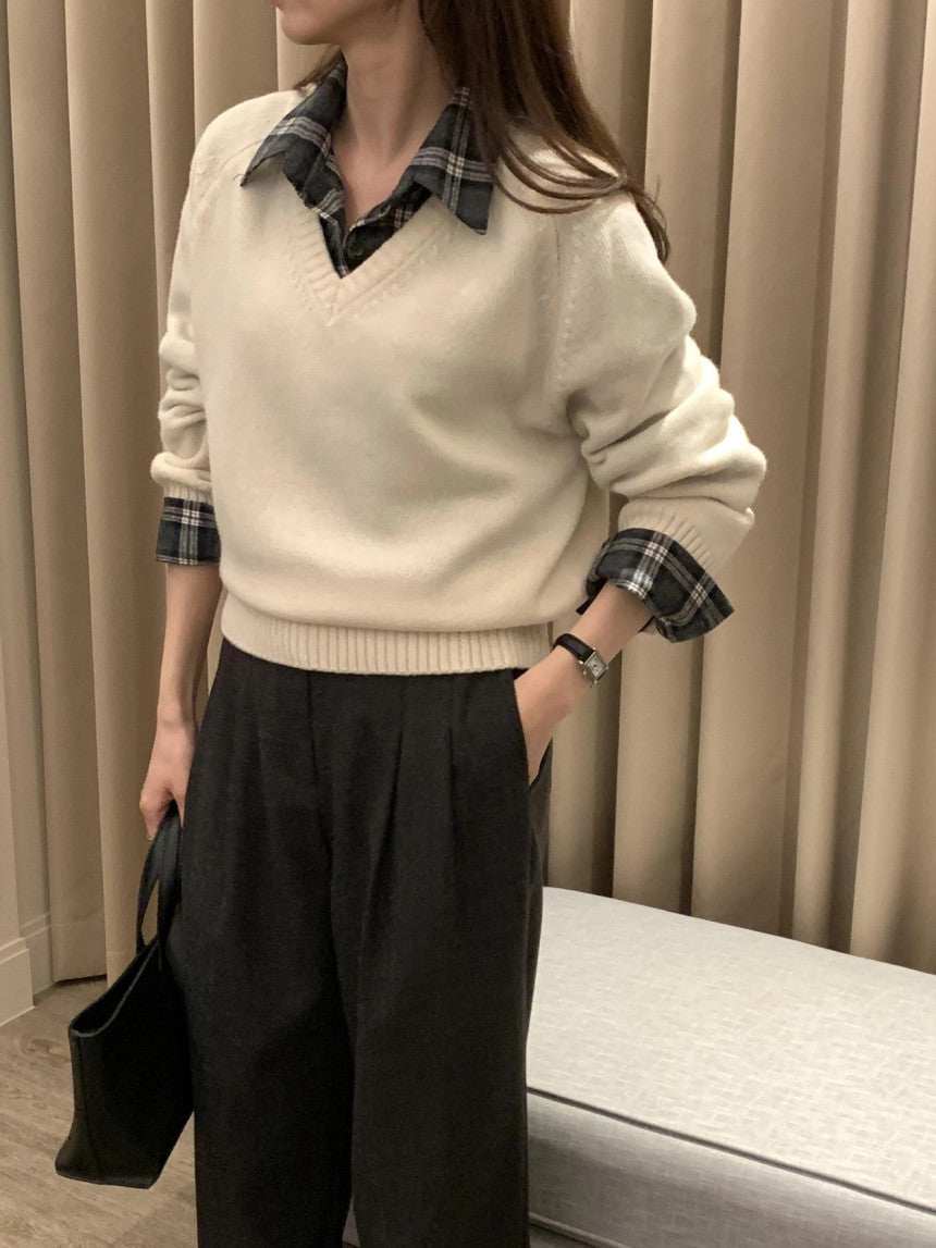 100% MERINO WOOL V-NECKLINE SWEATER