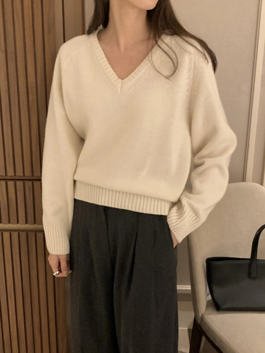100% MERINO WOOL V-NECKLINE SWEATER