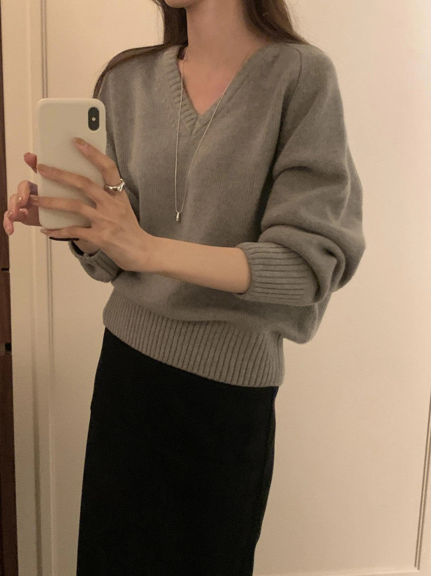 100% MERINO WOOL V-NECKLINE SWEATER