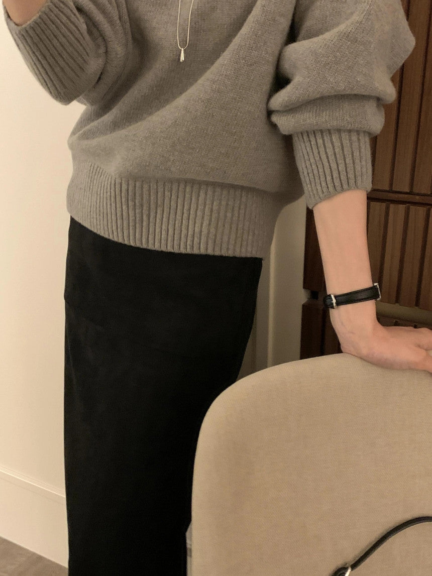 100% MERINO WOOL V-NECKLINE SWEATER