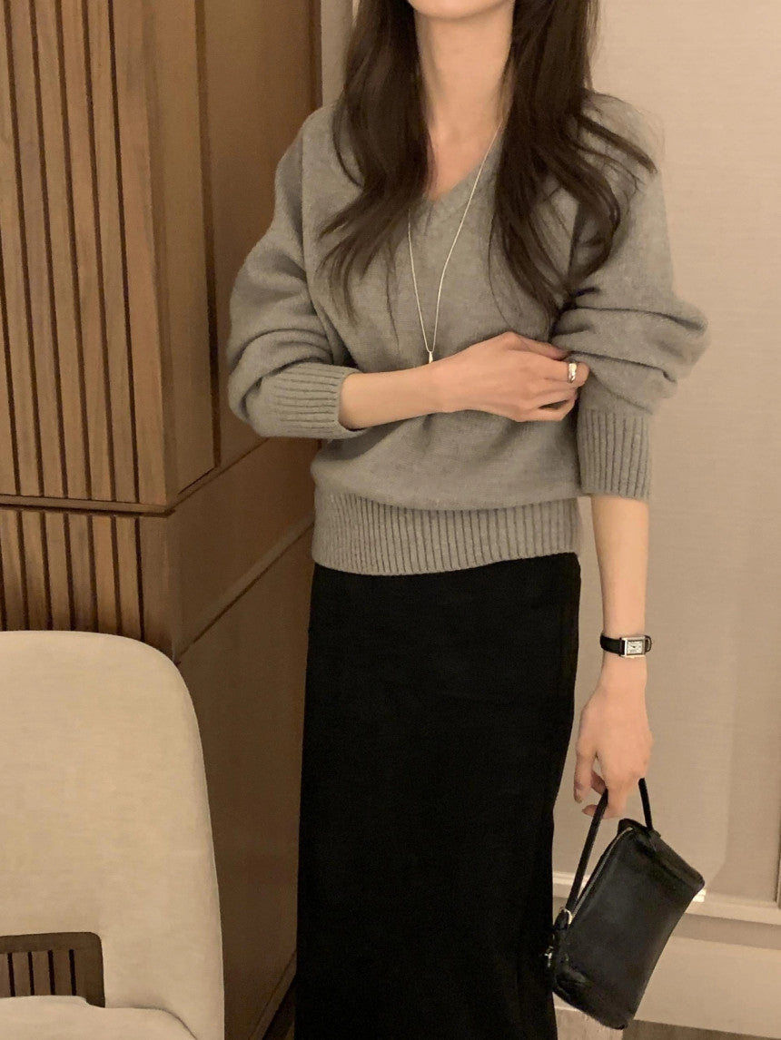 100% MERINO WOOL V-NECKLINE SWEATER