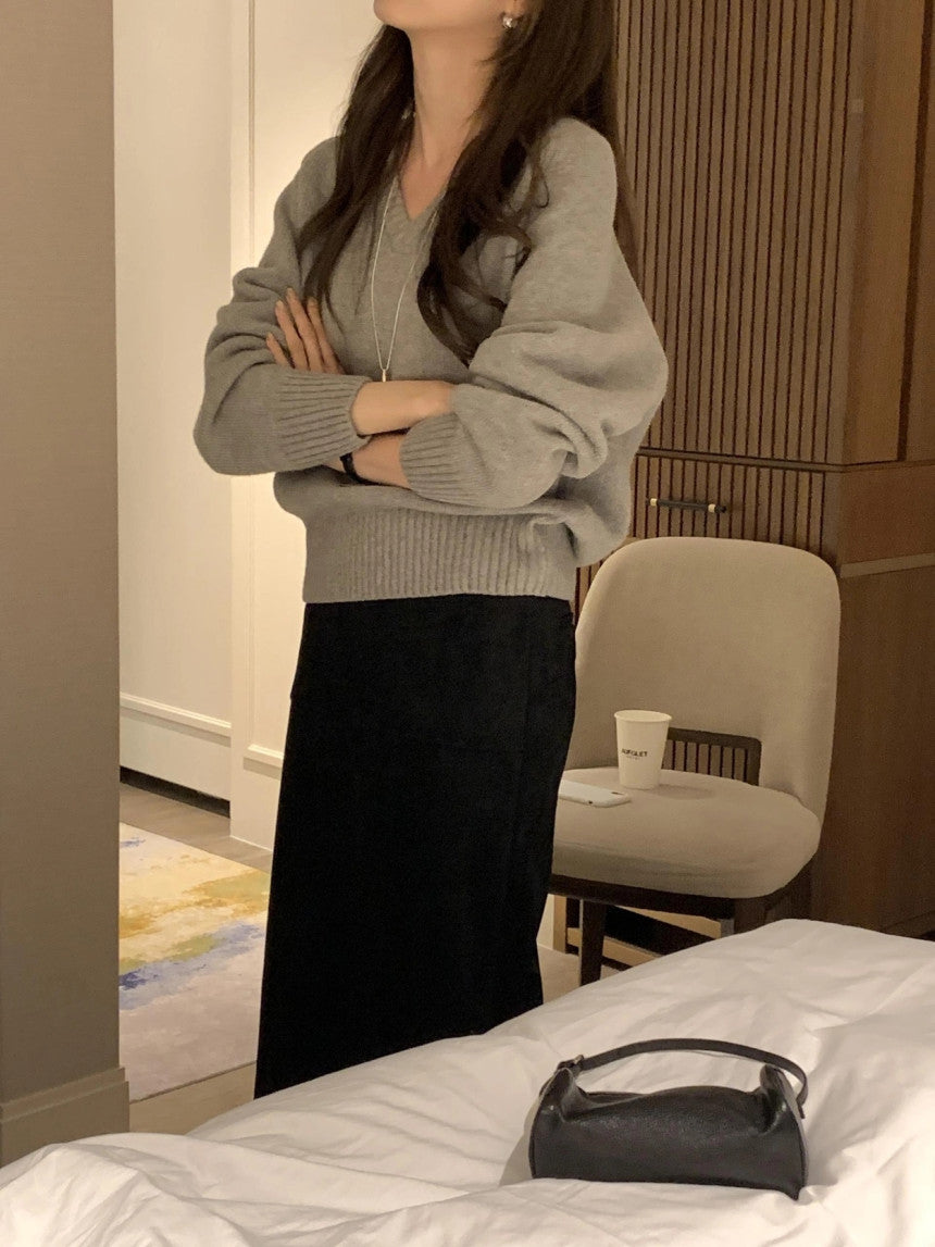 100% MERINO WOOL V-NECKLINE SWEATER