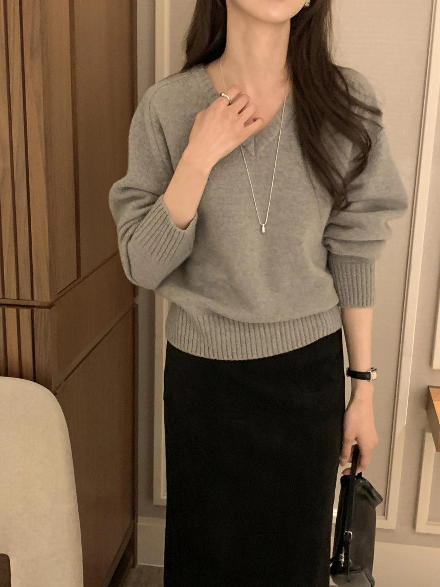 100% MERINO WOOL V-NECKLINE SWEATER