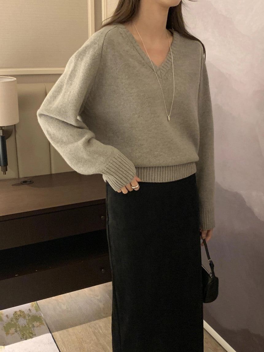 100% MERINO WOOL V-NECKLINE SWEATER