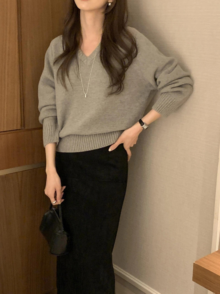 100% MERINO WOOL V-NECKLINE SWEATER