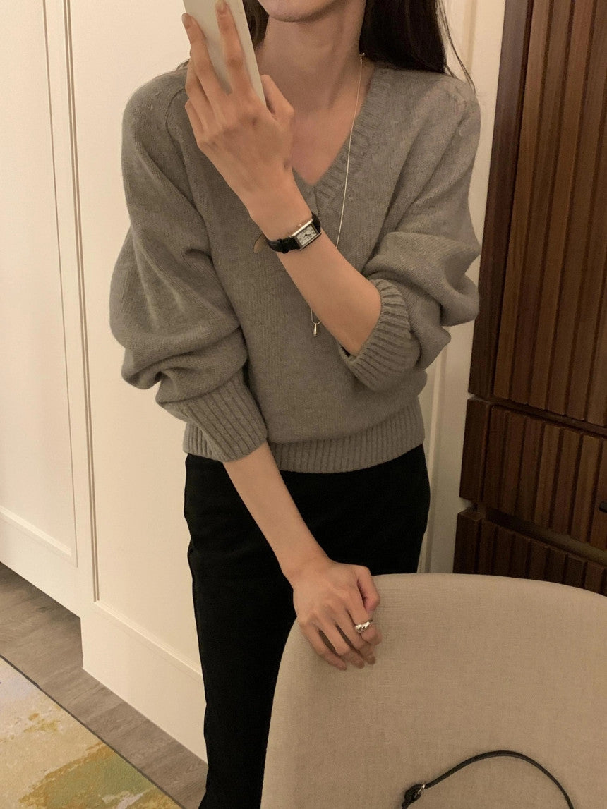 100% MERINO WOOL V-NECKLINE SWEATER