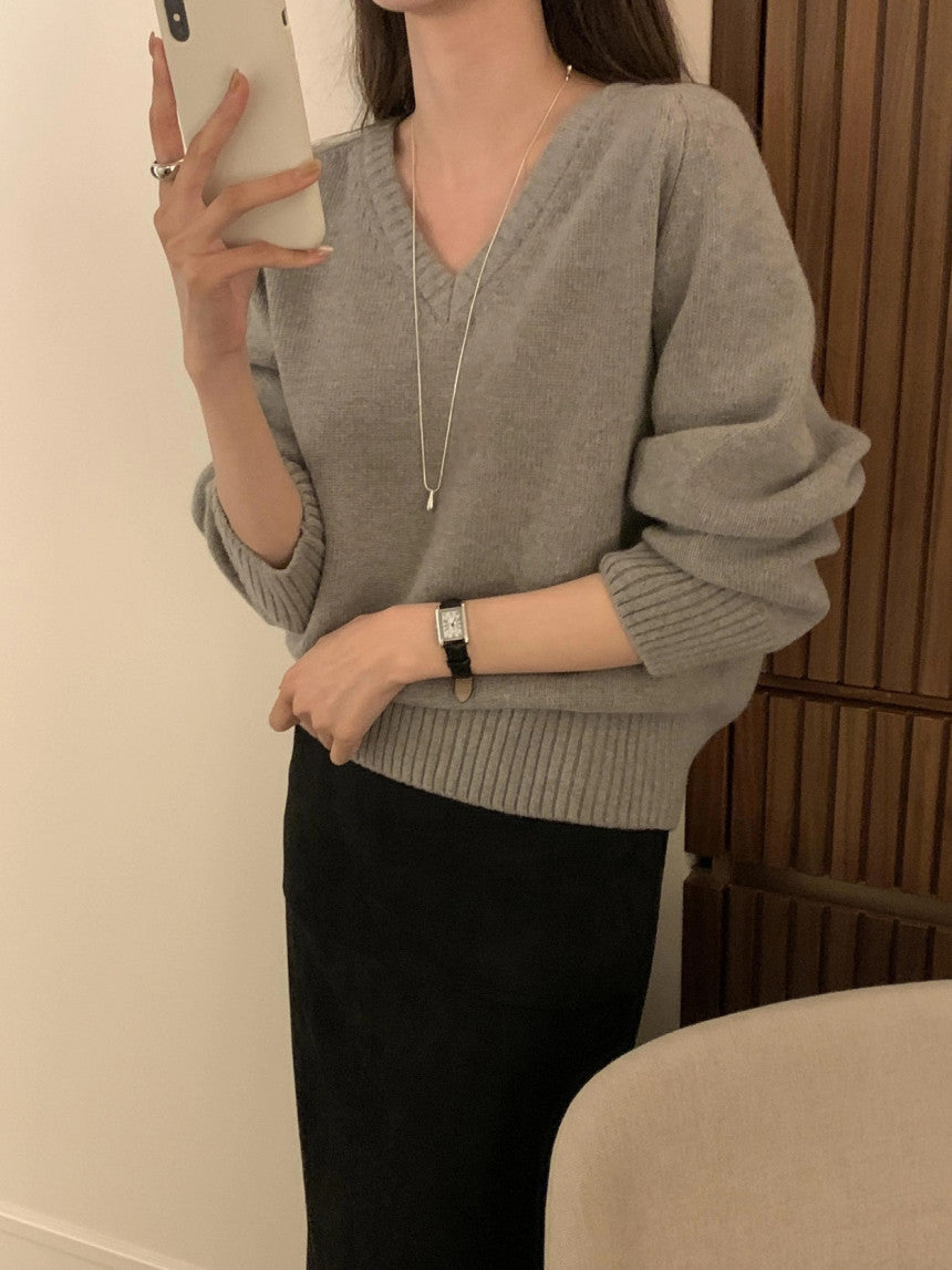 100% MERINO WOOL V-NECKLINE SWEATER