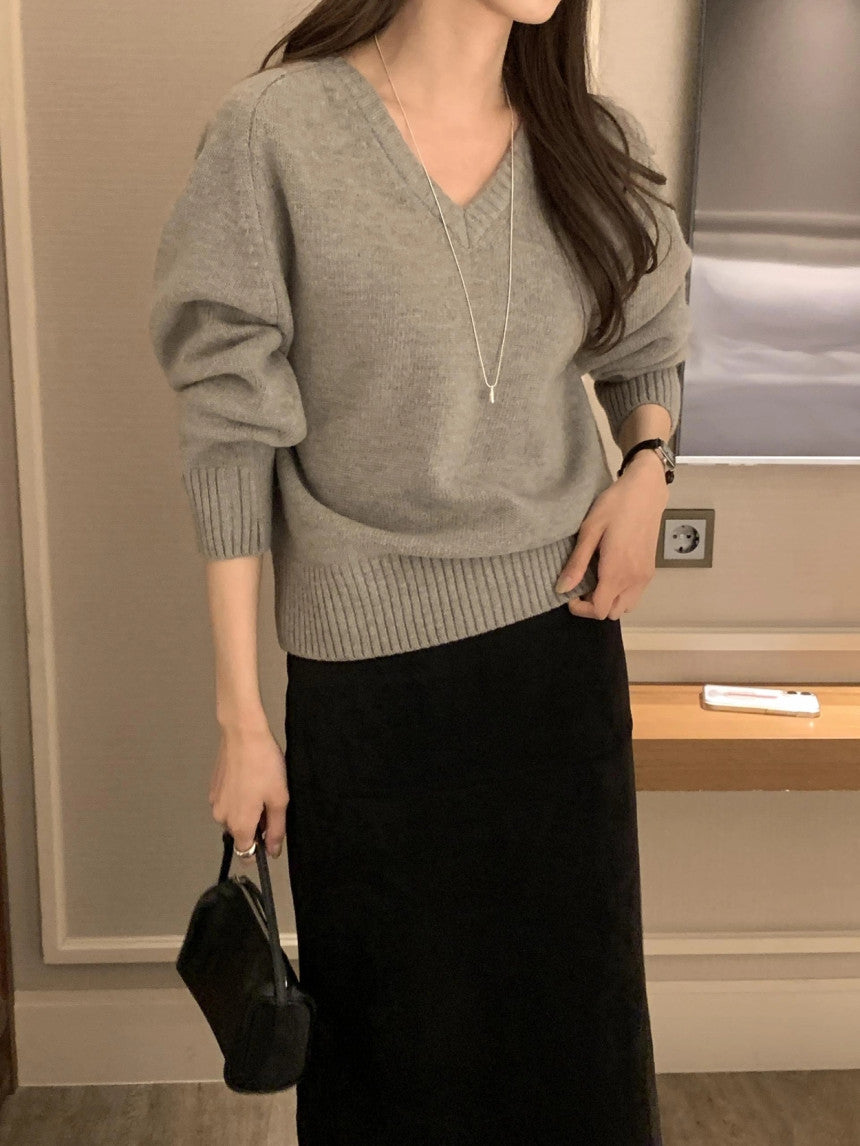 100% MERINO WOOL V-NECKLINE SWEATER