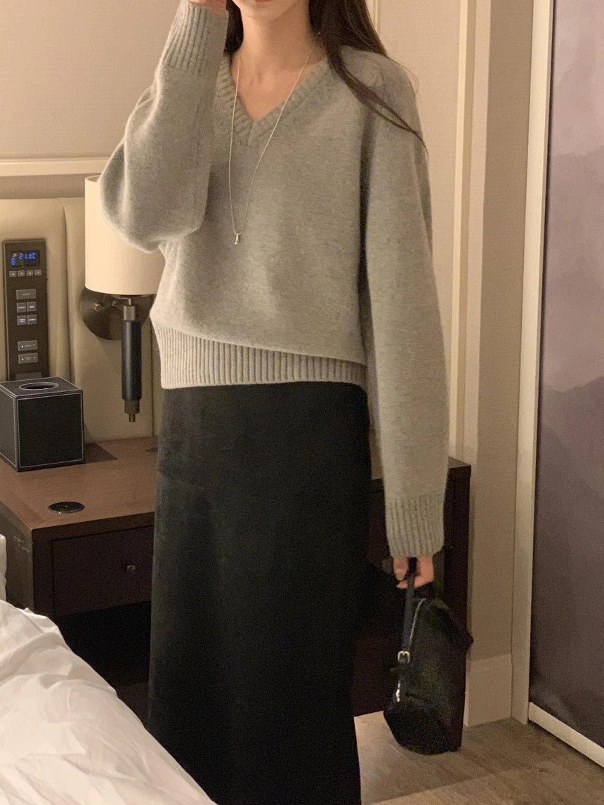 100% MERINO WOOL V-NECKLINE SWEATER