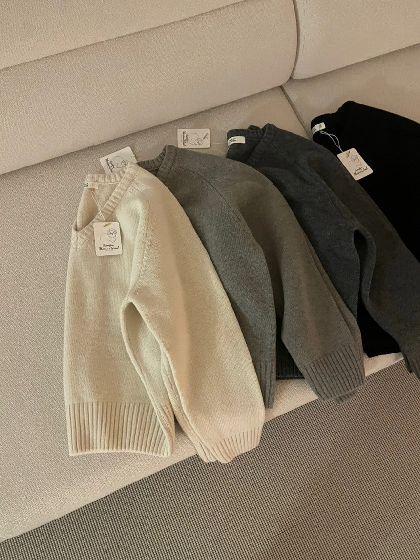 100% MERINO WOOL V-NECKLINE SWEATER
