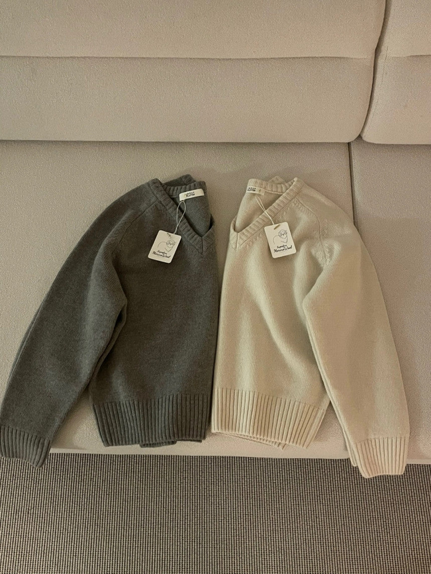 100% MERINO WOOL V-NECKLINE SWEATER